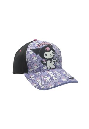Baseballkappe mit schwarzen Rückenteilen und einem violetten Vorderteil mit der Cartoonfigur Kuromi, die ein Plüschtier hält.