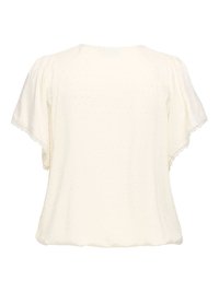 Kremfarget kortermet bluse med diskret prikkete tekstur, rund hals, løs passform og delikat blonder på ermekantene.