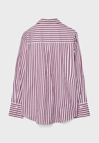 Vue arrière d'une chemise à boutons avec des rayures verticales bordeaux et blanches, un col, des manches longues, et des plis le long de la couture du dos.