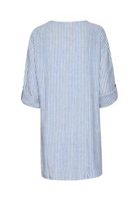 Rödpäevärviline lühikeste varrukatega pluus helesinises ja valges, millel on lõtv lõige, rullitud varrukad ja ümmargune kaelus. Valmistatud kergest kangast.