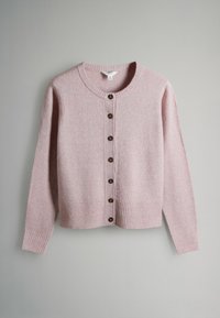 Roze wollen cardigan met ronde hals, knoopsluiting aan de voorkant met bruine knoppen, geribbelde manchetten en zoom. Zachte textuur en een ontspannen pasvorm.