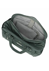 Borsa da viaggio in tessuto verde con chiusura a zip, due manici, un compartimento interno e una sezione imbottita per laptop o tablet.