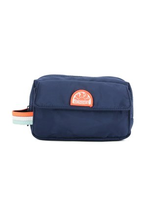 Bustina rettangolare in tessuto blu navy con patta frontale, manico a righe arancioni e bianche, e toppa con logo sole arancione sul davanti.