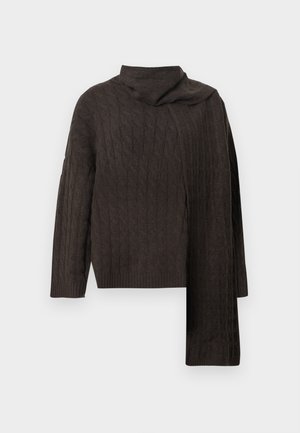 Suéter de punto de cable color marrón oscuro con cuello alto y caída asimétrica. Presenta puños y dobladillo acanalados, confeccionado con una tela suave y texturizada.