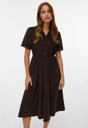 Bruine knoopjurk van zachte stof, met een kraag, korte mouwen, een elastische taille en een uitlopende midi-lengte.