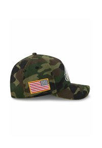 Camo-Basketballmütze mit gebogenem Schirm, aus strukturiertem Stoff gefertigt. Mit einem US-Flaggen-Patch an der Seite und einem Logo vorne.
