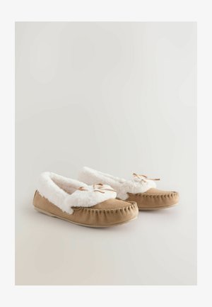 Bruine suède pantoffels met witte faux-vacht voering en afwerking, met een strikdetail aan de voorkant en een gestikte naadontwerp.