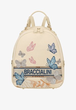 Zaino beige con diverse farfalle ricamate in rosa, blu e grigio, con la scritta "Braccialini Firenze" sul pannello frontale.