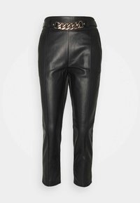 Svarta läderbyxor med en tight design, featuring ett brett bälte med en guldkedjeaccent och en slät, glänsande yta.