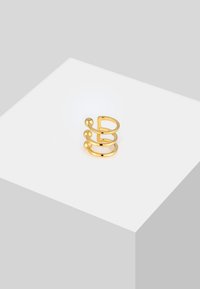 Boucle d'oreille en or avec trois boucles courbées et des accents sphériques. Fini métallique lisse et brillant. Design léger adapté à différentes formes d'oreilles.