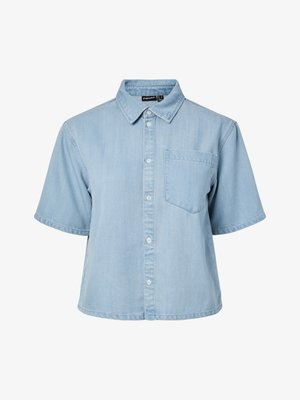 Helehallid lühikeste varrukatega denimpusa ees nuppudega, rinnatasku ja klassikalise kraega, valge tausta ees eksponeeritud.