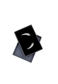 Orecchini a forma di foglia d'argento con una superficie strutturata, adornati con piccole pietre trasparenti, esposti in una scatola grigia con un interno nero.
