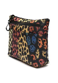 Kišenė su spalvingu gyvūnų spaudiniu geltonoje, juodoje, raudonoje ir mėlynoje spalvose. Yra užtrauktukas viršuje ir apvalus logotipas šone.