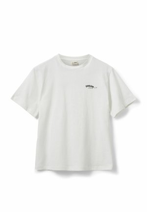 Camiseta blanca de manga corta con cuello redondo y pequeño texto negro "DREAM ON" en el área del pecho izquierdo.