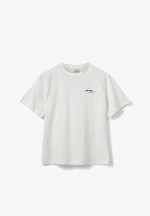 T-shirt blanc à manches courtes et col rond avec un petit texte noir "DREAM ON" sur la partie gauche de la poitrine.