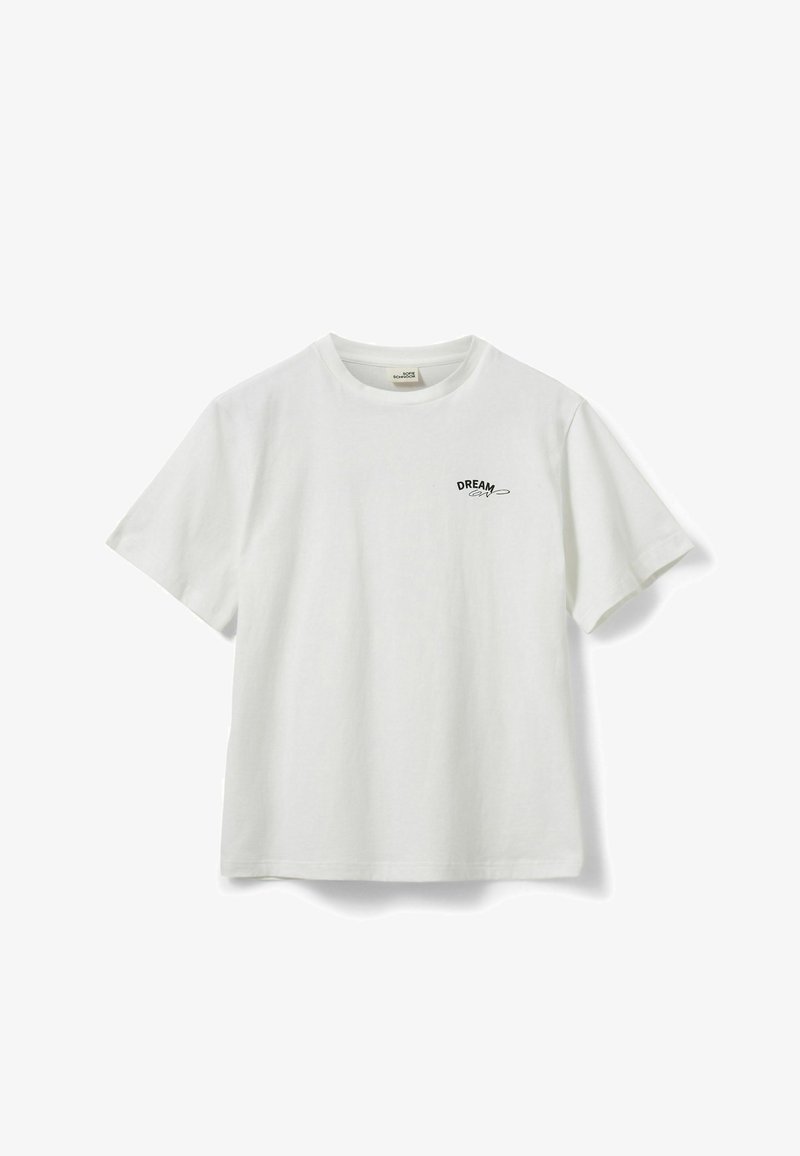 T-shirt blanc à manches courtes et col rond avec un petit texte noir "DREAM ON" sur la partie gauche de la poitrine.