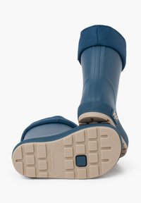Botas de lluvia de goma azules con un cuello de tela de navy texturizado y una suela beige con patrón, que presentan un logo en el lateral.