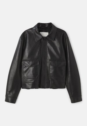 Giacca in pelle nera con collo, chiusura a zip e due tasche applicate frontali. Presenta un design corto e una texture liscia.