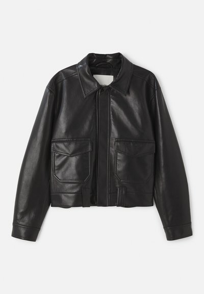 Črna usnjena jakna s ovratnikom, zadrgo in dvema sprednjima žepoma. Ima skrajšan dizajn in gladko teksturo.