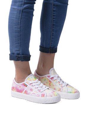 Baskets en toile blanches avec un motif tie-dye multicolore. Lacets blancs et semelle en caoutchouc, avec un petit accent arc-en-ciel sur le côté.