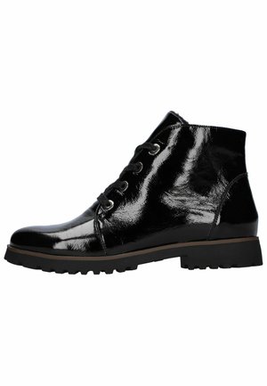 Zwarte lakleren enkelboots met een ronde neus, voorzien van zes veterogen en een stevige rubberen zool met een gestructureerd profiel.