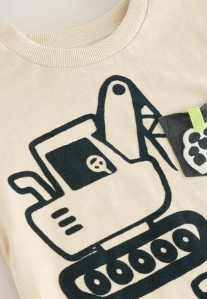 Next REGULAR FIT - SHORT SLEEVE TRANSPORT  - Marškinėliai su spaudiniu - white digger interactive pocket