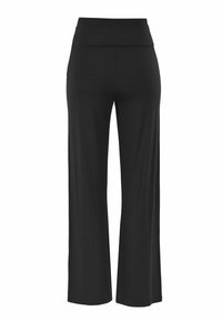 Zwarte wijde broek met een hoge tailleband, gemaakt van een gladde, rekbare stof. Heeft een eenvoudig, onversierd ontwerp.