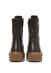 Bottes basses en cuir marron avec semelle en caoutchouc texturée, fermetures éclair latérales et logo en relief sur le talon. Finition lisse et design élégant.