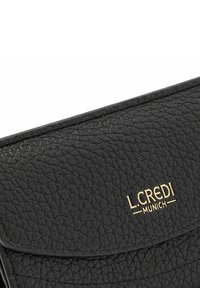 Schwarze, strukturierte Lederbörse mit abgerundetem Deckel, auf dessen Vorderseite das goldene Logo "L.CREDI MUNICH" geprägt ist. Kompaktes Design.