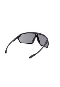 Ochelari de soare sport negri cu lentile dreptunghiulare, nuanță gri și brațe flexibile din plastic. Prezintă accente texturate pe tâmple.