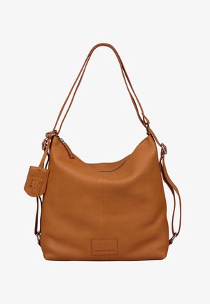 Tan leren handtas met een gestructureerd oppervlak, een ronde vorm, een lange schouderband en een klein label met een reliëfdesign.