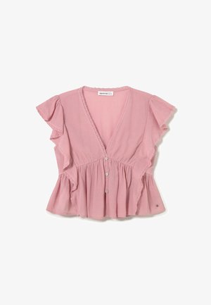 Blusa rosa de manga corta con bordes fruncidos, escote en V, tres botones en la parte delantera y detalle de cintura fruncida.