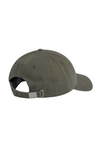 Gorra de béisbol de algodón color verde oliva con visera curva, correa ajustable y un pequeño clip de metal en la parte posterior. Textura suave, diseño casual.