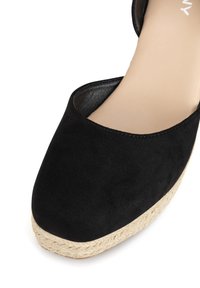 Czarna espadryl z zamszu z zaokrąglonym noskiem i plecioną podeszwą z juty. Gładka tekstura z delikatnym matowym wykończeniem oraz przeszyciami wzdłuż krawędzi.
