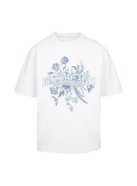Hvid bomulds t-shirt med korte ærmer, der har blå blomster- og skrifttypegrafik på forsiden, som viser indviklede detaljer og en glat tekstur.