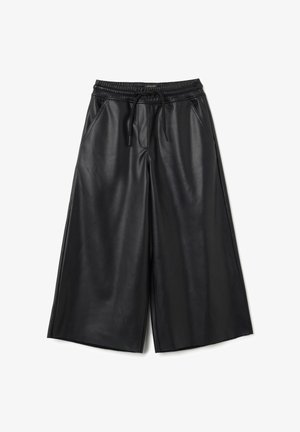 Zwarte faux leren culottes met een elastische tailleband, verstelbare trekkcord, zijzakken en wijdvallend ontwerp. Gladde textuur en matte afwerking.