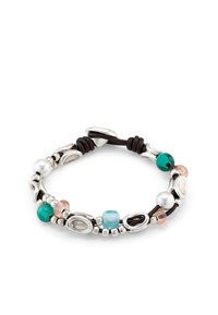 Bracelet en cuir avec des accents en argent, des perles opaques turquoise et des perles naturelles ; présente des formes lisses et texturées dans un design circulaire.