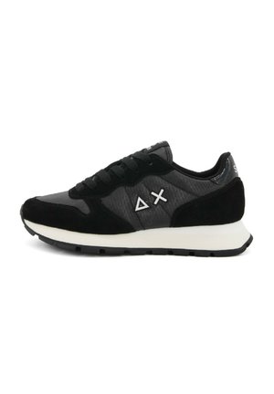 Sneaker nero e grigio con suola bianca, design con lacci e logo geometrico sul lato, mostrato in profilo sinistro su sfondo bianco.