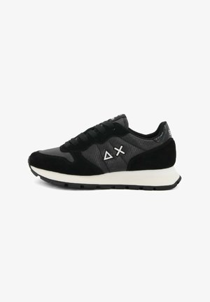 Czarno-szare trampki z białą podeszwą, z wiązaniem, z geometrycznym logo z boku, pokazane z lewego profilu na białym tle.