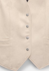 Beige Wildlederweste mit tiefem V-Ausschnitt, ausgestattet mit fünf silbernen Druckknöpfen, zwei Fronttaschen und einem spitzen Saum.