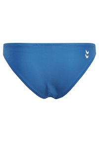Niebieskie kąpielówki wykonane z gładkiego, elastycznego materiału. Charakteryzują się minimalistycznym wzornictwem z białym logo w zygzak na prawej stronie.