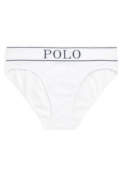 Fehér pamut hipster alsónemű, bordázott textúrával, sötétkék derékpánttal, amelyen fehér hímzéssel szerepel a "POLO" felirat.