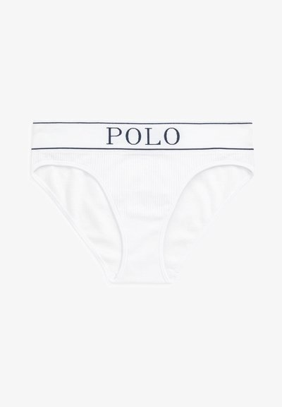 Fehér pamut hipster alsónemű, bordázott textúrával, sötétkék derékpánttal, amelyen fehér hímzéssel szerepel a "POLO" felirat.
