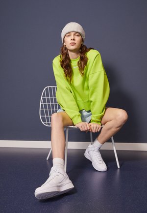 OVERSIZED  - Collegepaita - atomic green/white