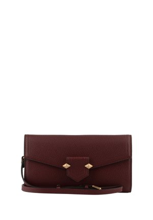 Pochette en cuir rouge foncé à surface texturée, clous pyramidaux dorés sur le rabat et bracelet détachable.