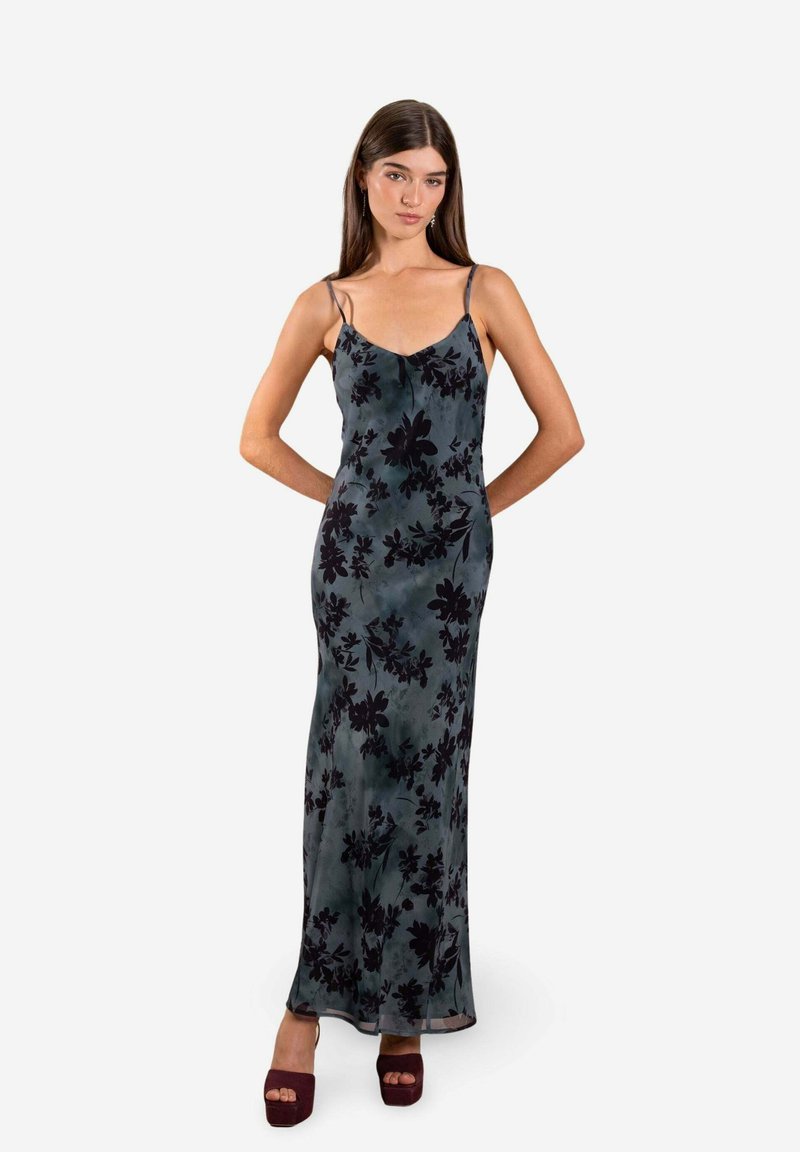 Langes, ärmelloses Kleid aus dunkelgrünem Satin mit schwarzem Blumenmuster. Hat dünne Träger, eine figurbetonte Silhouette und einen bodenlangen Schnitt.
