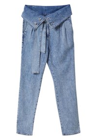 Pantalones de mezclilla de color azul claro con un collar ancho, cierre de botón y un cinturón con lazo. Presenta una pierna ajustada y una textura ligeramente desgastada.