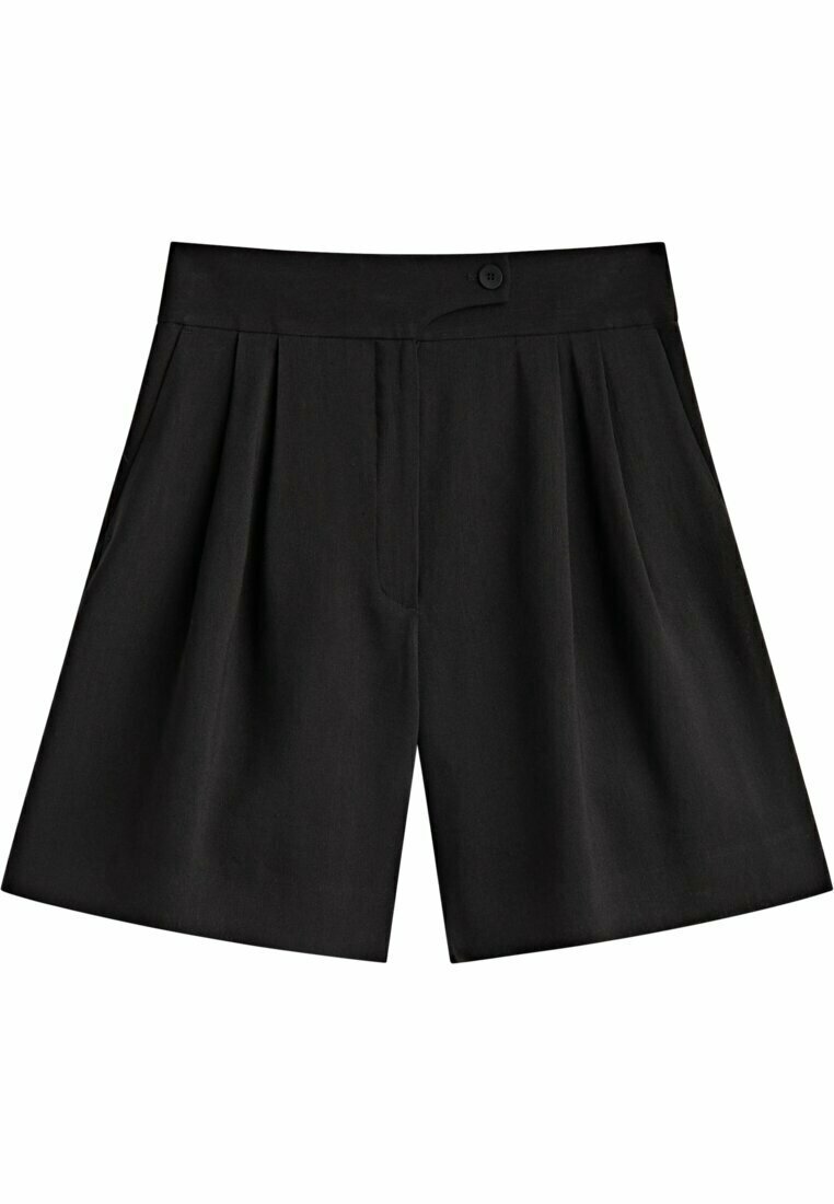 Pantaloni corti neri a pieghe con frontale piatto, tasche laterali e chiusura a bottoni, realizzati in un tessuto liscio. Vestibilità sartoriale con gambe ampie.