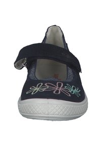 Marineblauwe stoffen schoen met een brede band, witte rubberen zool en kleurrijke bloemenborduursels aan de voorkant voor decoratieve details.