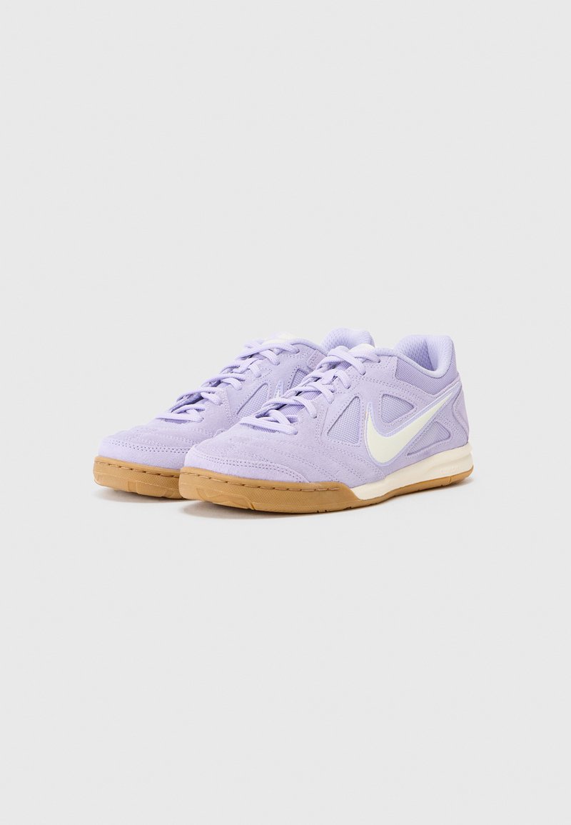 Baskets de sport en suédine violette avec semelle en caoutchouc, logo swoosh blanc et dessus texturé. Dotées d'un laçage et d'un col rembourré.